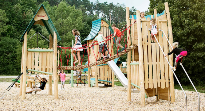 河北飞鲸游乐：如何保养不锈钢滑梯呢？